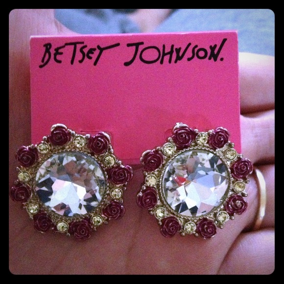 Adorable Betsey Johnson earrings 🎀