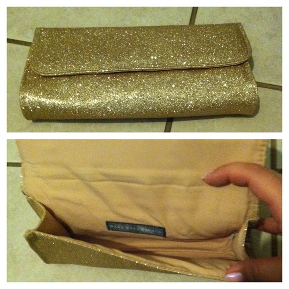 Sold🚨Bare Essentials magnetic gold glitter clutch