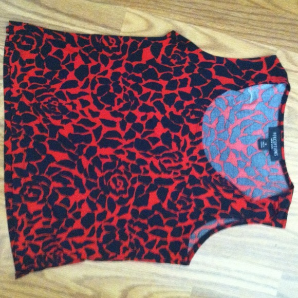 Red and black roses crop t! - Picture 3 of 3