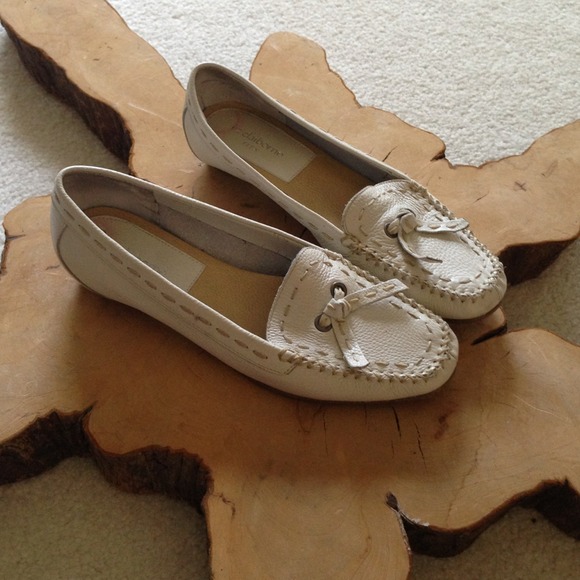 Shoes - 🌹Liz Claiborne Flex White Flats.