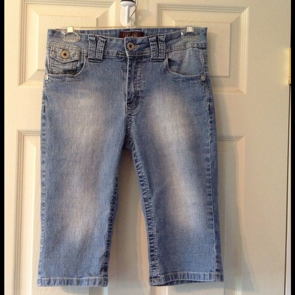 💙SALE💙Cute jean capris💙 - Picture 1 of 2