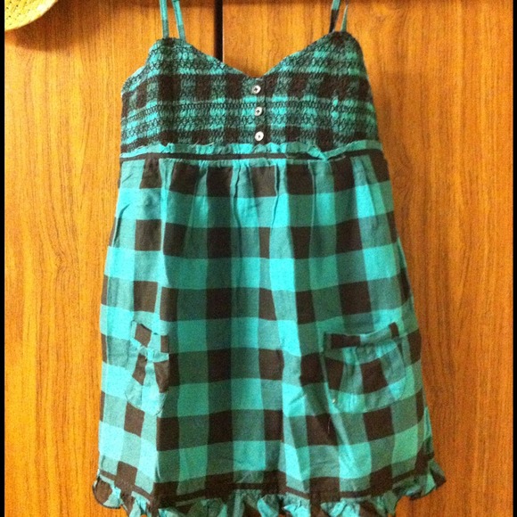 Cute plaid top - Picture 2 of 2