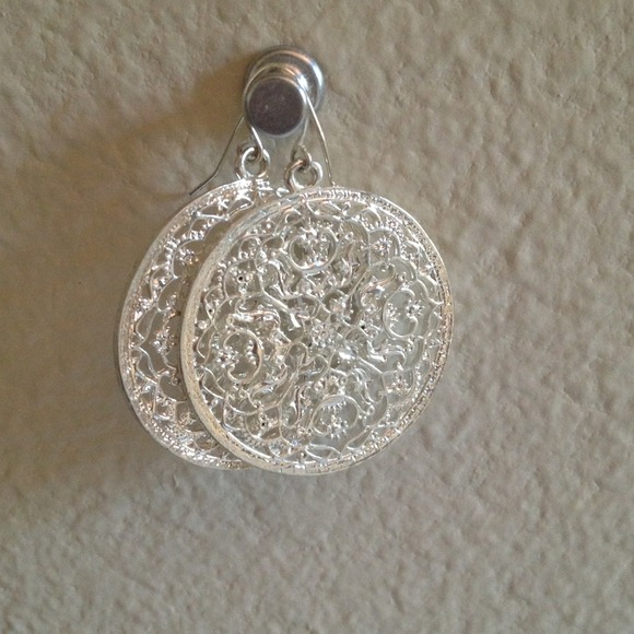 🌟Silver circle earrings with design