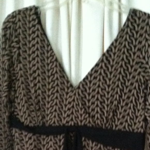 Dress  quarter sleeve  v neck. Very pretty on