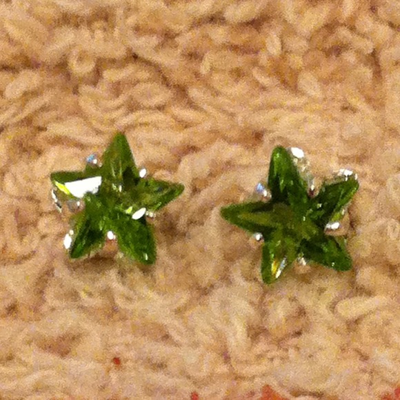 NWOT Peridot Green Colored Star Earrings - Picture 2 of 4