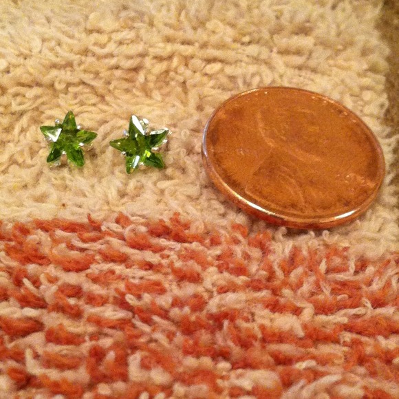 NWOT Peridot Green Colored Star Earrings - Picture 4 of 4