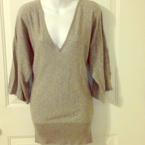 🎀Heather grey deep V banded bottom tunic w/studs