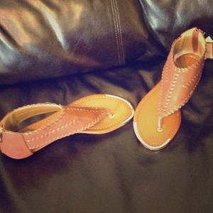 👡Cognac colored weaved sandals with gold accent