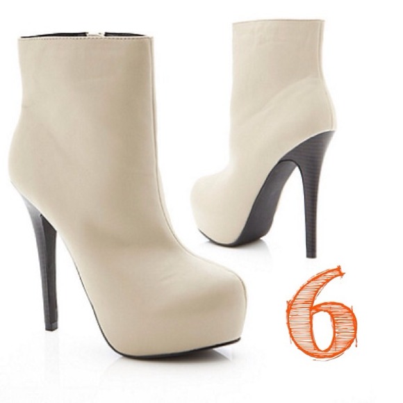 NWT Dolce Ankle Boots HOT!   Taupe Booties
