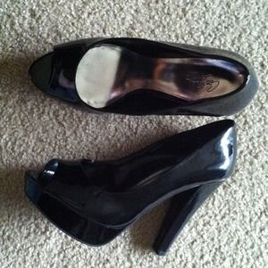 Black peep toe pumps!!