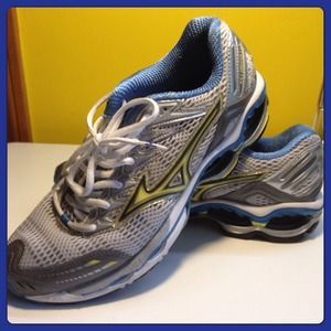 Women's running shoes. Make an offer.