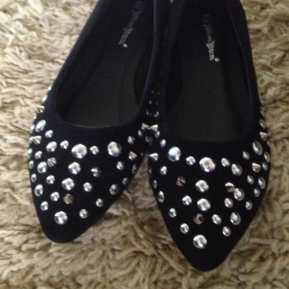 🚫SOLD IN BUNDLE🚫Black spiked pointy flats - Picture 2 of 4