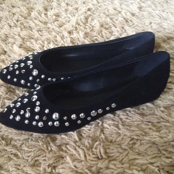 🚫SOLD IN BUNDLE🚫Black spiked pointy flats - Picture 4 of 4