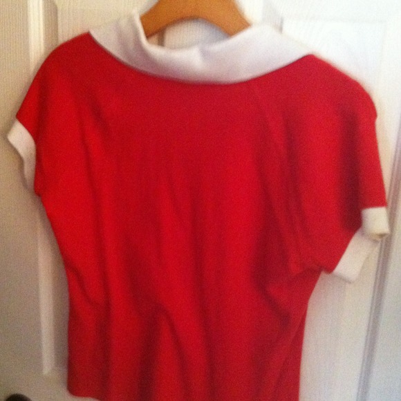 BEBE RED TOP WITH WHITE COLLARS ON OUTLINES - Picture 4 of 4