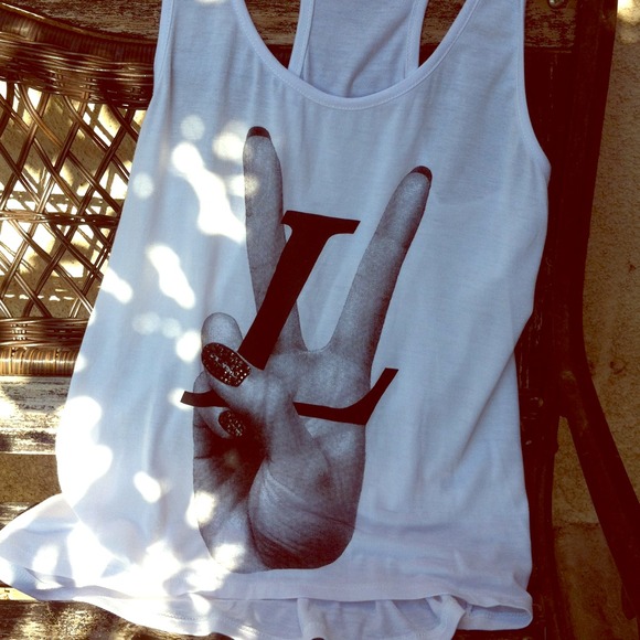 💢SOLD💢White tank