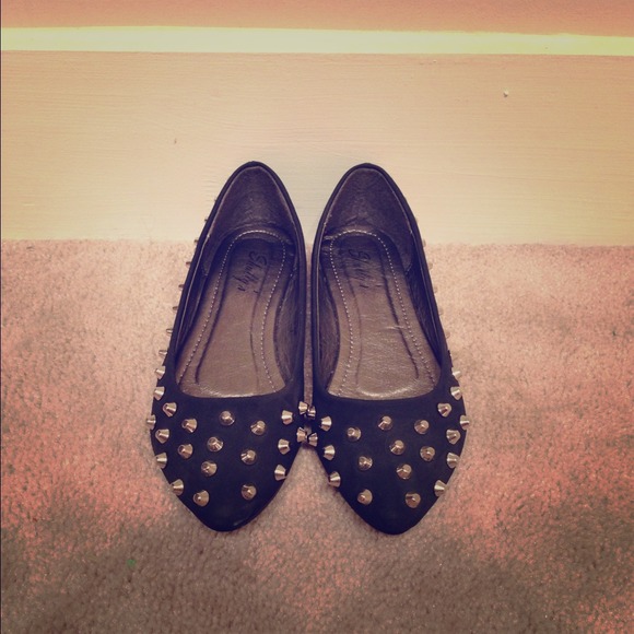 ***NEW*** Black flats