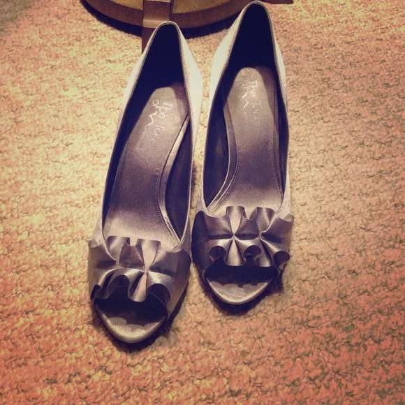 SOLD❌❌❌Silver pumps with ruffle detail 🎀🎀