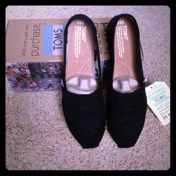 🚫SOLD🚫TOMS in classic black canvas
