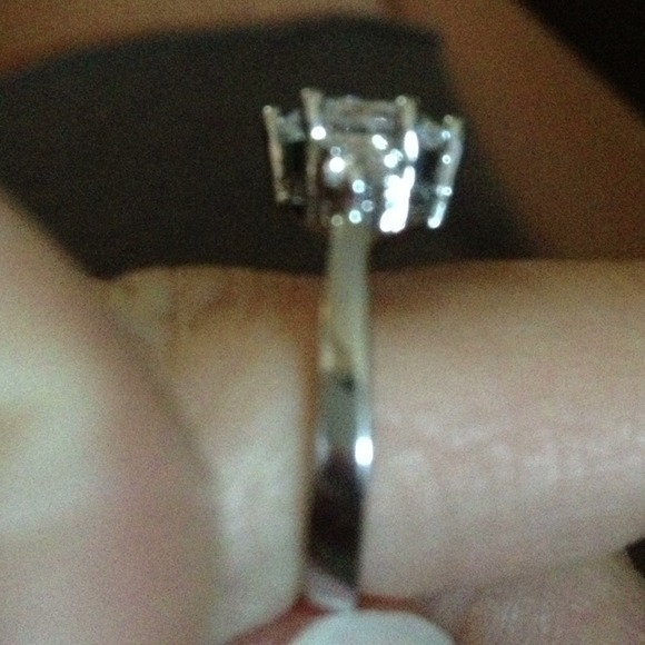 Cubic Zirconia ring - Picture 3 of 4