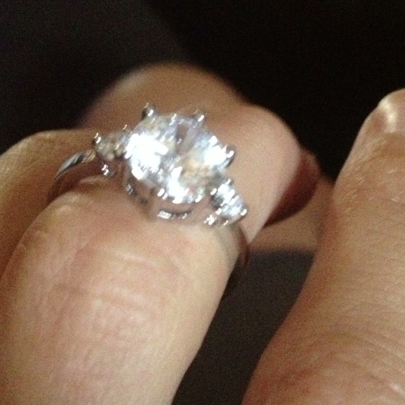 Cubic Zirconia ring - Picture 4 of 4