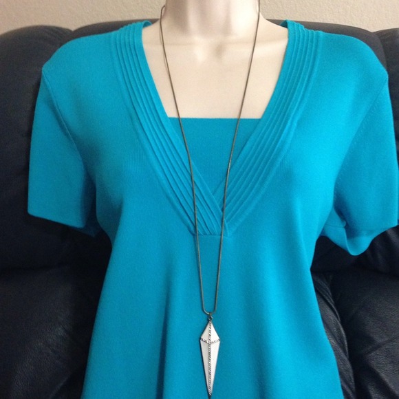 Crystal studded cross necklace - Picture 3 of 4