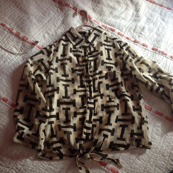 Super cute dress shirt⚡REDUCED