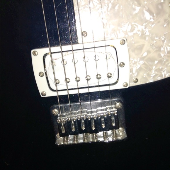 Black and White electric guitar (first act) - Picture 3 of 4