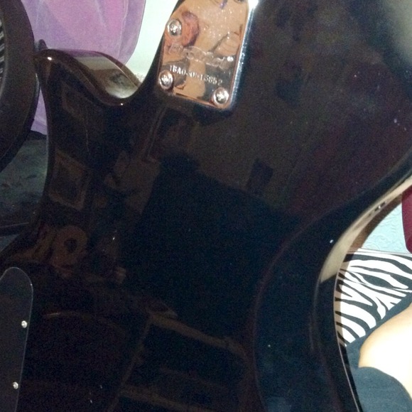 Black and White electric guitar (first act) - Picture 4 of 4