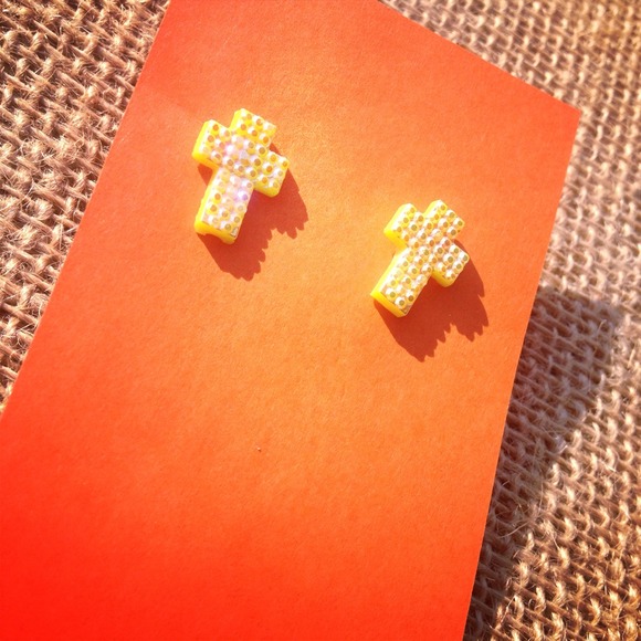 Cross studs - Picture 1 of 1