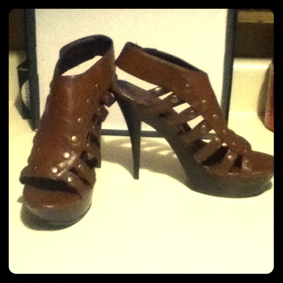 High heels in a 7 1/2 .brown