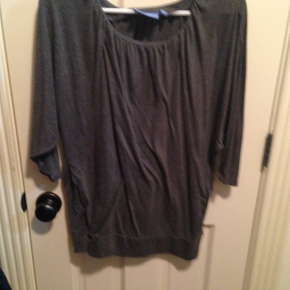 ❌TRADE❌ to jw412 Gray top by Vera Wang