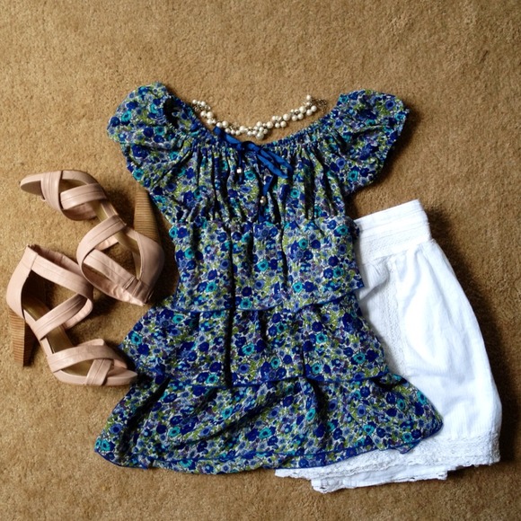 Adorable blue floral chiffon top