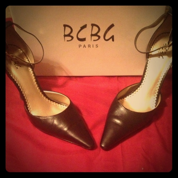 BCBG black pumps with t-strap