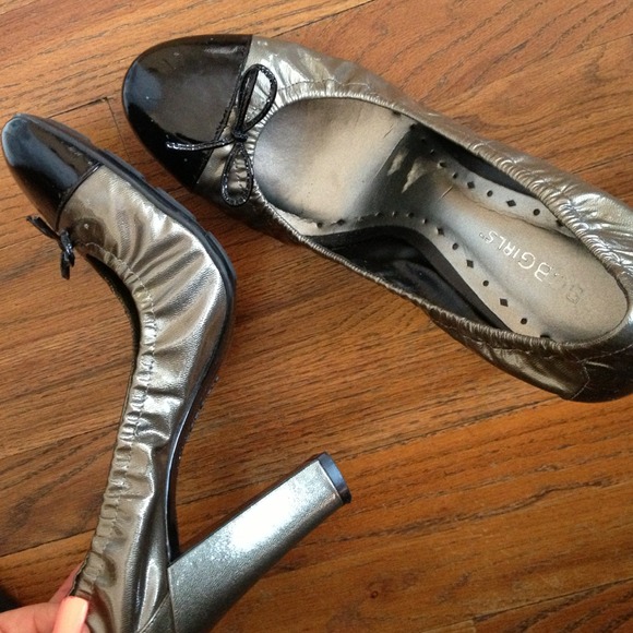 Cute bronze BCBG heels. Great condition - Picture 2 of 4