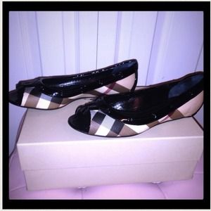 SOLD Burberry nova check flats