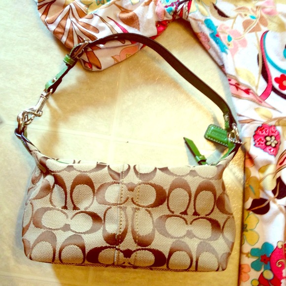 Coach Handbags - 🚫HOLD🚫 👜Authentic Coach Purse👜 Basically new!!