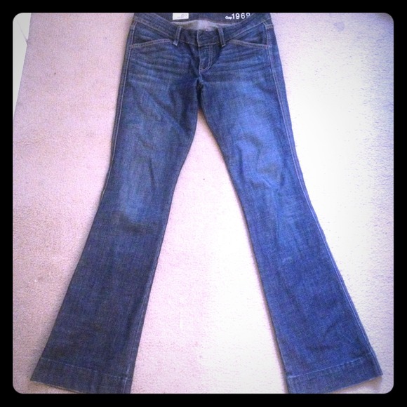 💰sold in bundle💰 Gap 1969 "Sexy Boot" jeans. 26