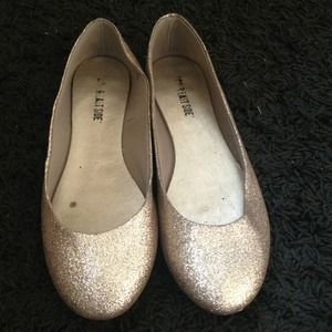 ✂✂Sparkly gold flats