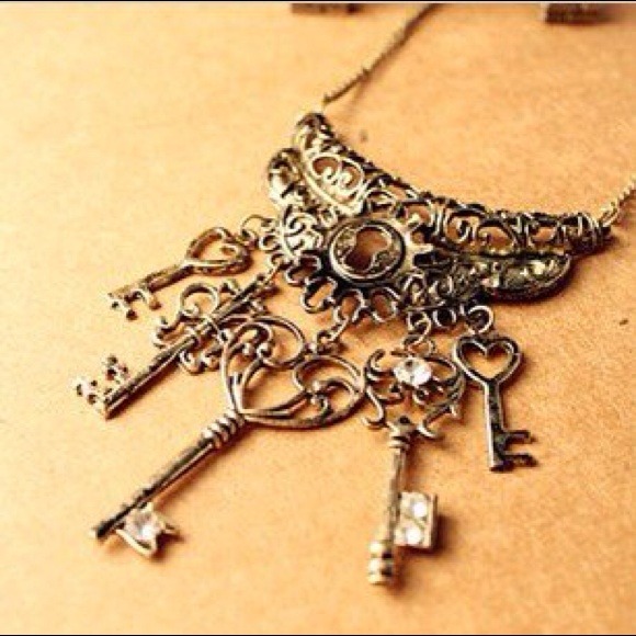 Keyless vintage necklace