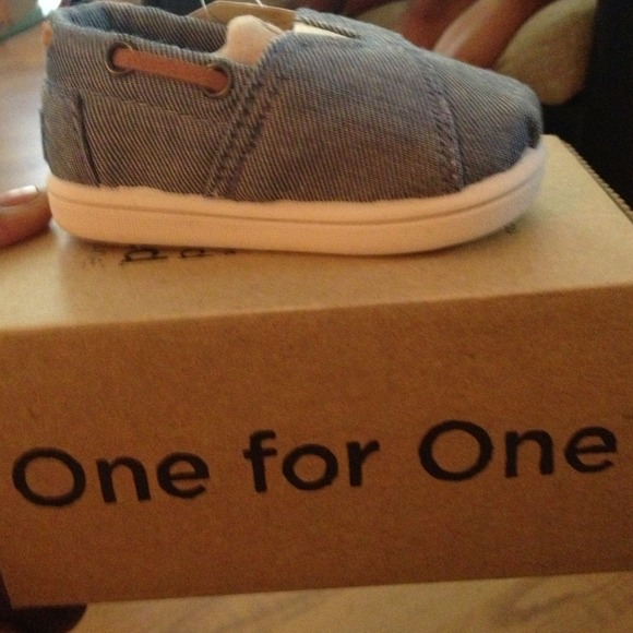 Kids toms 🔆SOLD🔆 - Picture 1 of 4