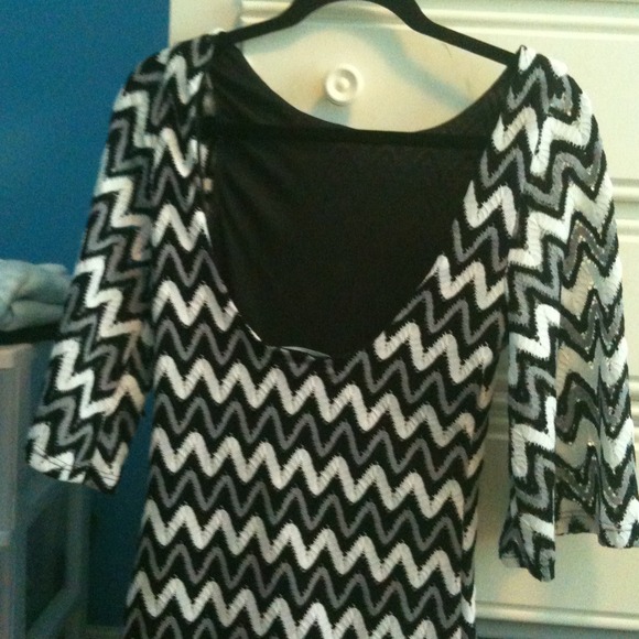 Black white and grey chevron top - Picture 2 of 2