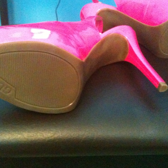 Hot pink open toed heels - Picture 2 of 3