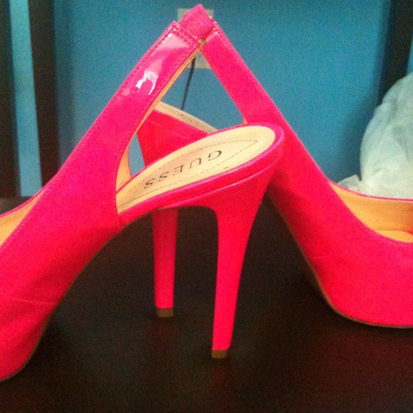 Hot pink open toed heels - Picture 3 of 3