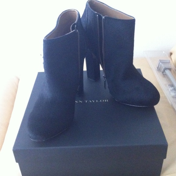 💥ON HOLD💥fur Ann Taylor booties