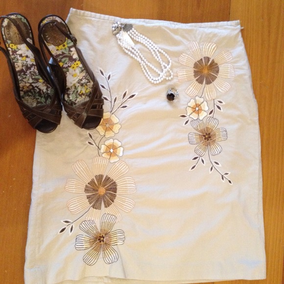 ✨SOLD✨Ann Taylor Loft embroidered skirt!