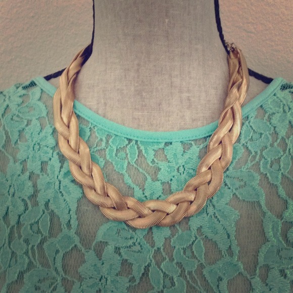 Jewelry - Chunky gold braided necklace.