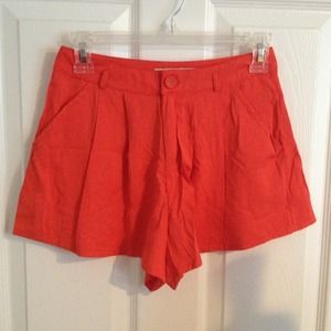 Coral colored flouncy short