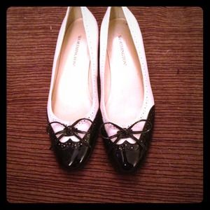 Black and cream adorable flats!