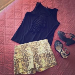 HOLD FOR AMY - Shirt, Shorts and Sandal Bundle. 🌺