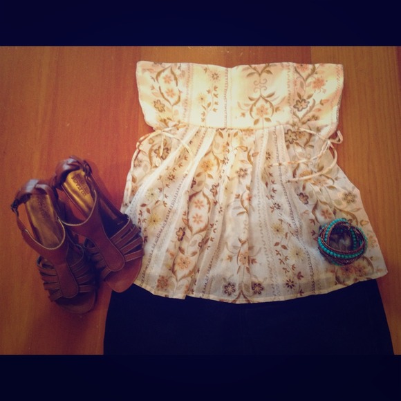 ✨SOLD✨ Adorable strapless top!